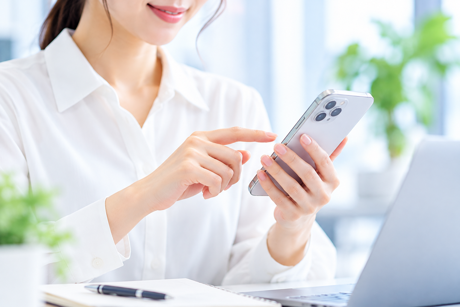 スマートフォンからお問い合わせをする様子