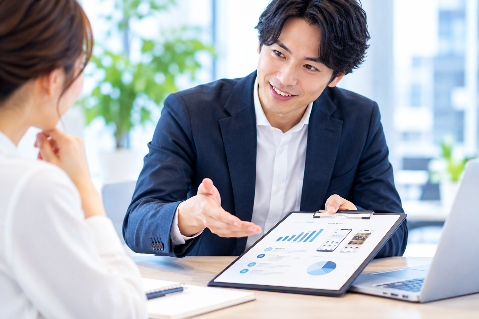 事業内容や販売プランについて相談する様子