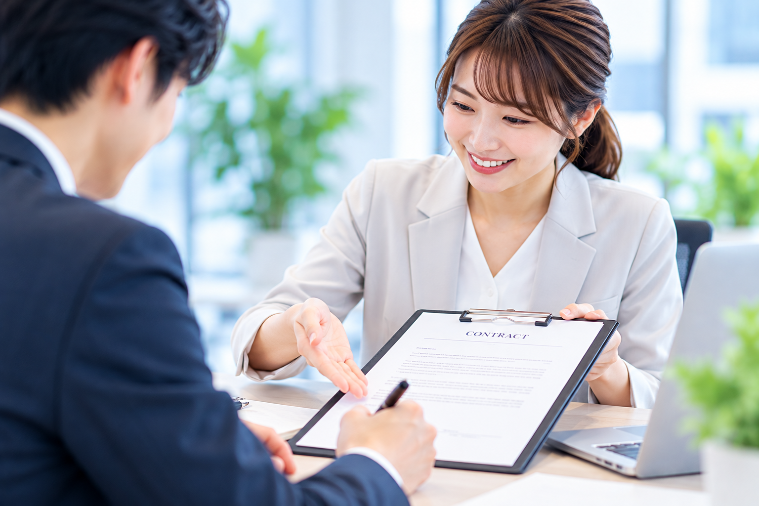 契約内容を確認し申し込みを進める様子